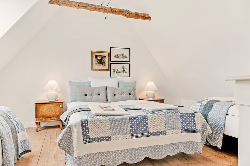 Ferielejlighedens værelse øverst